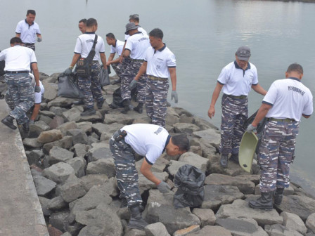  Ancol Bersama TNI AL Gelar Bersih Pantai Lagoon 
