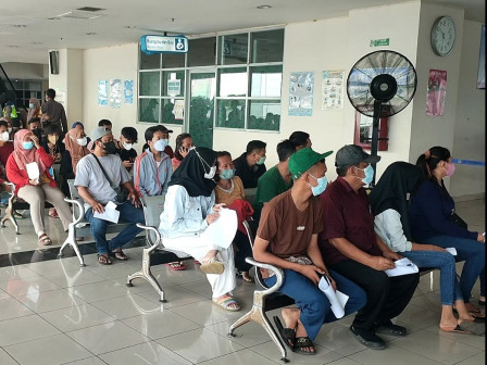 Hari Pertama Puasa, Warga Mengantri Vaksin Booster di Terminal Pulogebang 