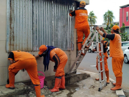 Pasukan Oranye Bersihkan Pos Pantau Polantas Jl Gajah Mada	
