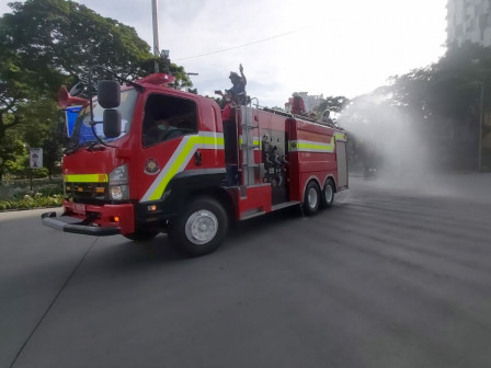 Empat Titik Jalan Protokol di Tebet Disemprot Cairan Disinfektan