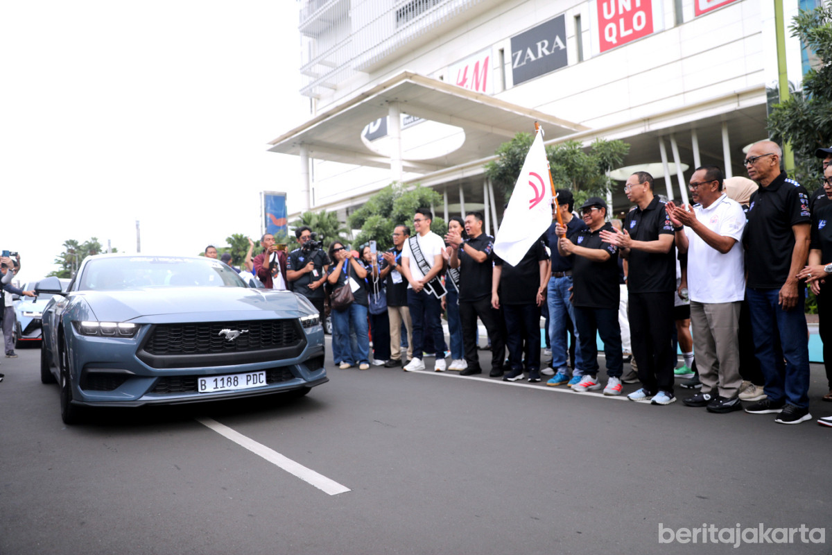 Pramono Anung melakukan flag off Teladan Metropolitan City Rally 2025