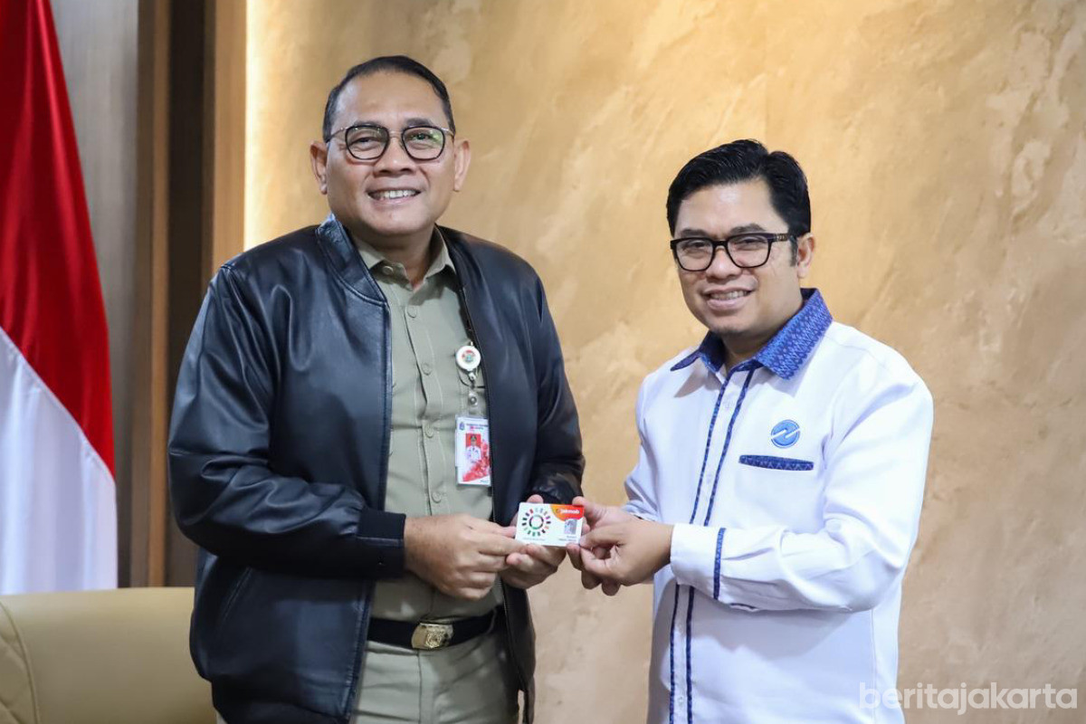 Wali Kota Jakpus Terima 2445 Kartu Layanan Gratis Transjakarta 