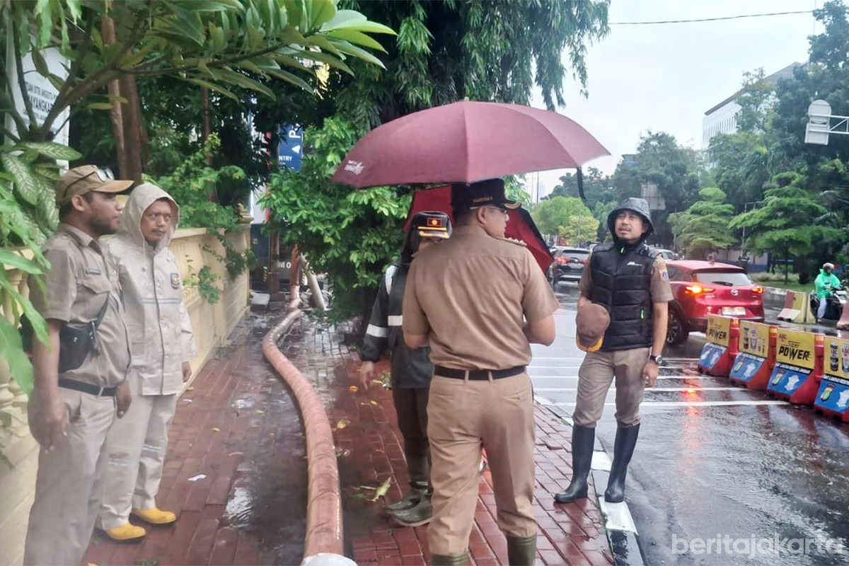 Camat Grogol Petamburan, Raditian Ramajaya meninjau sejumlah titik genangan
