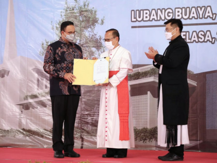 Wujudkan Komitmen Keadilan dan Ketaatan Aturan Hukum, Gubernur Anies Serahkan IMB Gereja di Lubang B