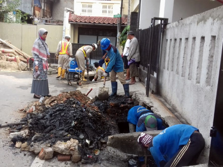  Saluran Air di Jalan Petojo VII Cideng Dikeruk 