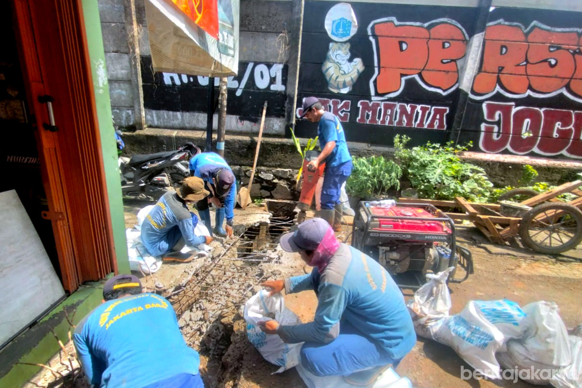 Proses pengerjaan perbaikan Saluran Air di Jalan Haji Najih