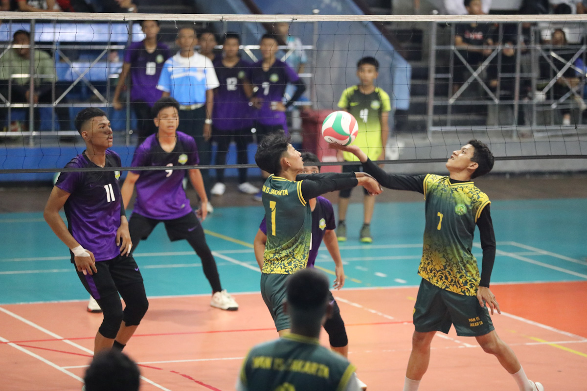 Pertandingan voli dalam Kejuaraan Olahraga Pondok Pesantren di Jakarta