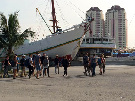 Wisatawan Lokal dan Mancanegara Ramaikan Pelabuhan Sunda Kelapa di Akhir Pekan