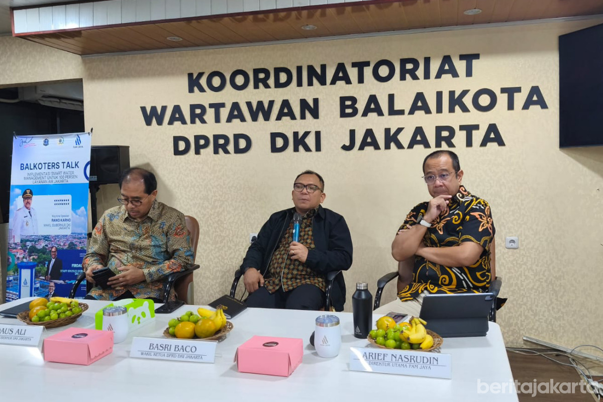 Basri Baco (tengah) mengapresiasi kinerja PAM Jaya pada kegiatan Balkoters Talks