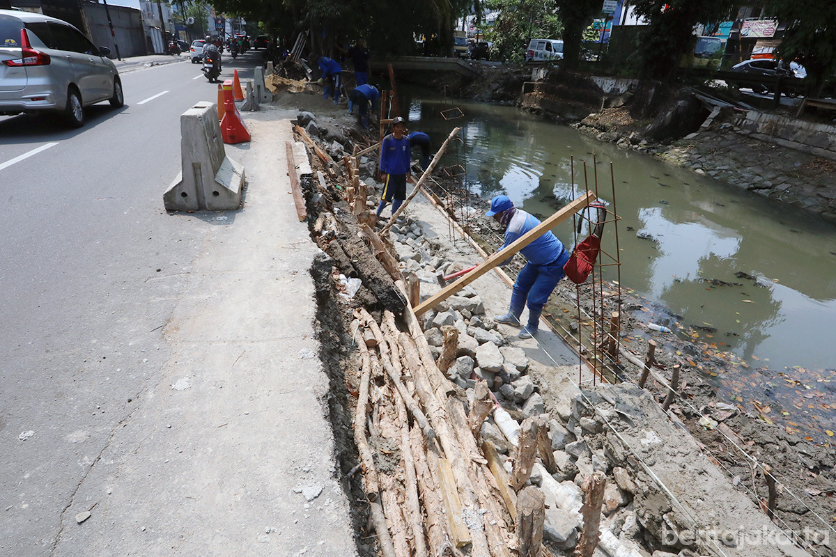 Perbaikan jalan dan turap ambles Kali Sunter Agung