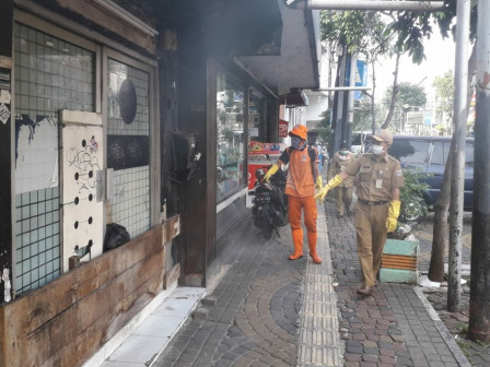Kelurahan Kebon Sirih Semprot 40 Liter Cairan Disinfektan di Wilayah RW 01