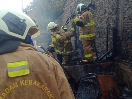  10 Mobil Pemadam Atasi Kebakaran di Kramat Jati 