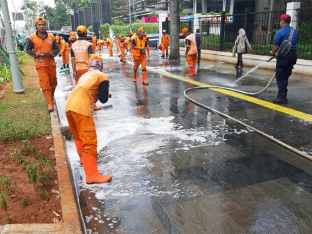  Trotoar di Jalan Sudirman Dibersihkan 60 Petugas Gabungan	