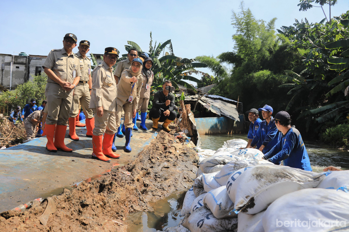 Gubernur Pramono beserta jajarannya meninjau tanggul jebol di Jati Padang