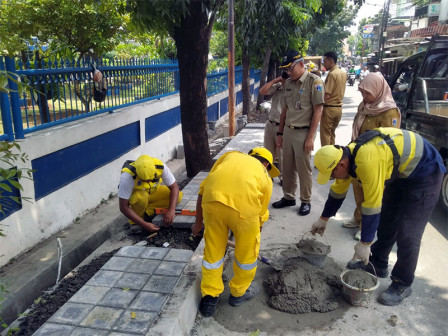  Personel Gabungan Tata trotoar dan Saluran Air di Makasar