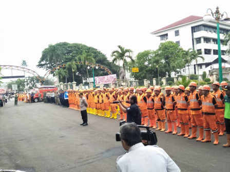  Ratusan Petugas Gabungan Pasar Minggu Gelar Apel Kesiapsiagaan Hadapi Musim Hujan 