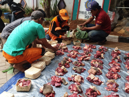 PPSU Pondok Bambu Kemas Daging Kurban Dengan Besek	