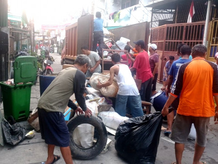 Ratusan Warga RW 06 Keagungan Kerjabakti Bersihkan Lingkungan