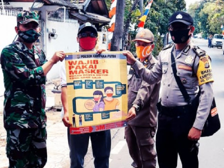 Petugas Gabungan Sosialisasi Gebrak Masker di Cempaka Putih Timur