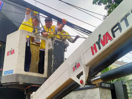  Sudin Bina Marga Jaktim Tertibkan Kabel Udara di Jl Raden Inten II