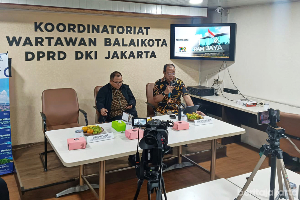 Dirut PAM Jaya, Arief Nasrudin (kanan) menyampaikan paparan pada kegiatan Balkoters Talks