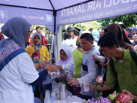 Ratusan Pengunjung Lebaran Betawi Nikmati Layanan Air Gratis