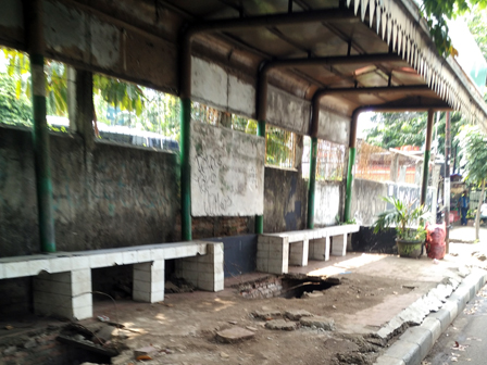 Halte di Jalan Raya Kebayoran Lama Memprihatinkan