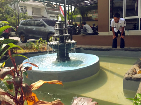 Kantor Kelurahan Petojo Selatan Dipercantik dengan Kolam Ikan Refleksi