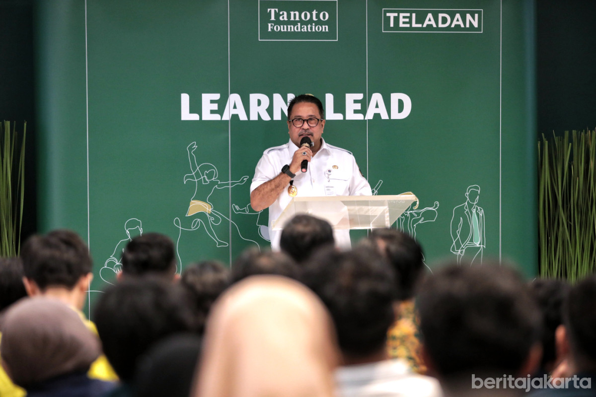 Rano memberikan motivasi kepada mahasiswa penerima beasiswa Tanoto Foundation