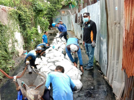 600 Karung Lumpur di Angkut dari Saluran di Kedoya Utara