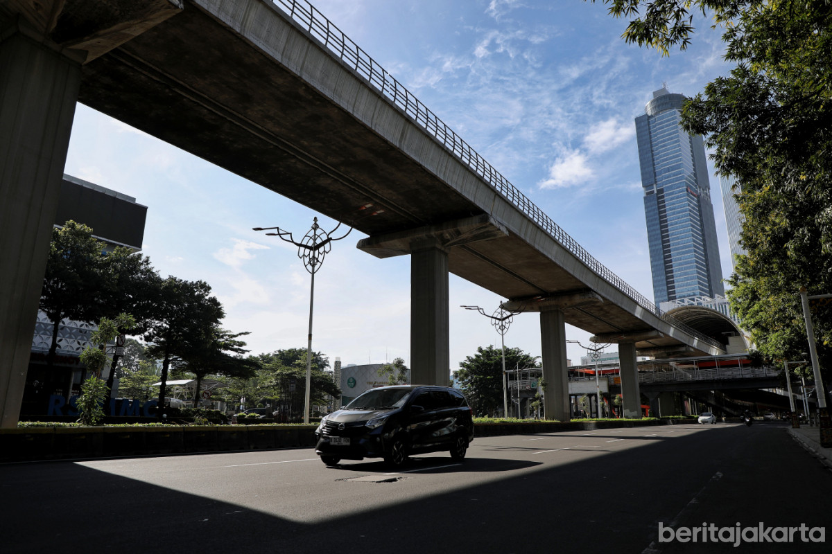Mobil melintas saat cuaca cerah di akhir pekan