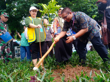  200 Pohon Ditanam di Kali Sentiong Johar Baru 