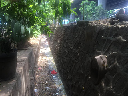 Saluran Air di Jl DI Panjaitan Penuh Sampah dan Lumpur