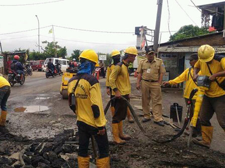Rusak Parah, Jl Kamal Dadap Diperbaiki