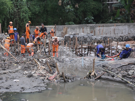 Hari Ini, Perbaikan Tanggul Kali Pulo Diselesaikan