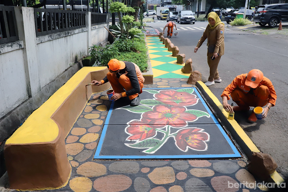 Sejumlah petugas PPSU mempercantik kawasan Jalan Sambas III