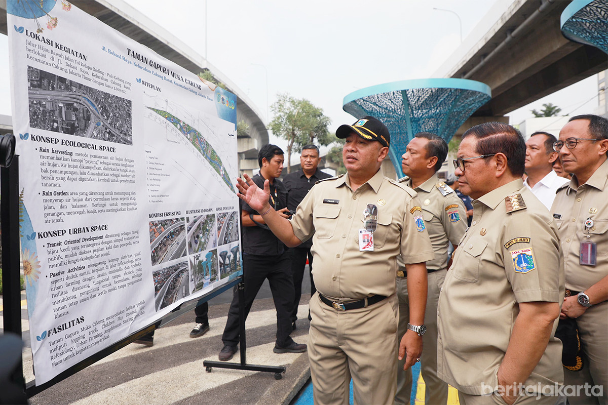 Gubernur DKI Jakarta, Pramono Anung meninjau Taman Gapura Muka Cakung, Jakarta Timur