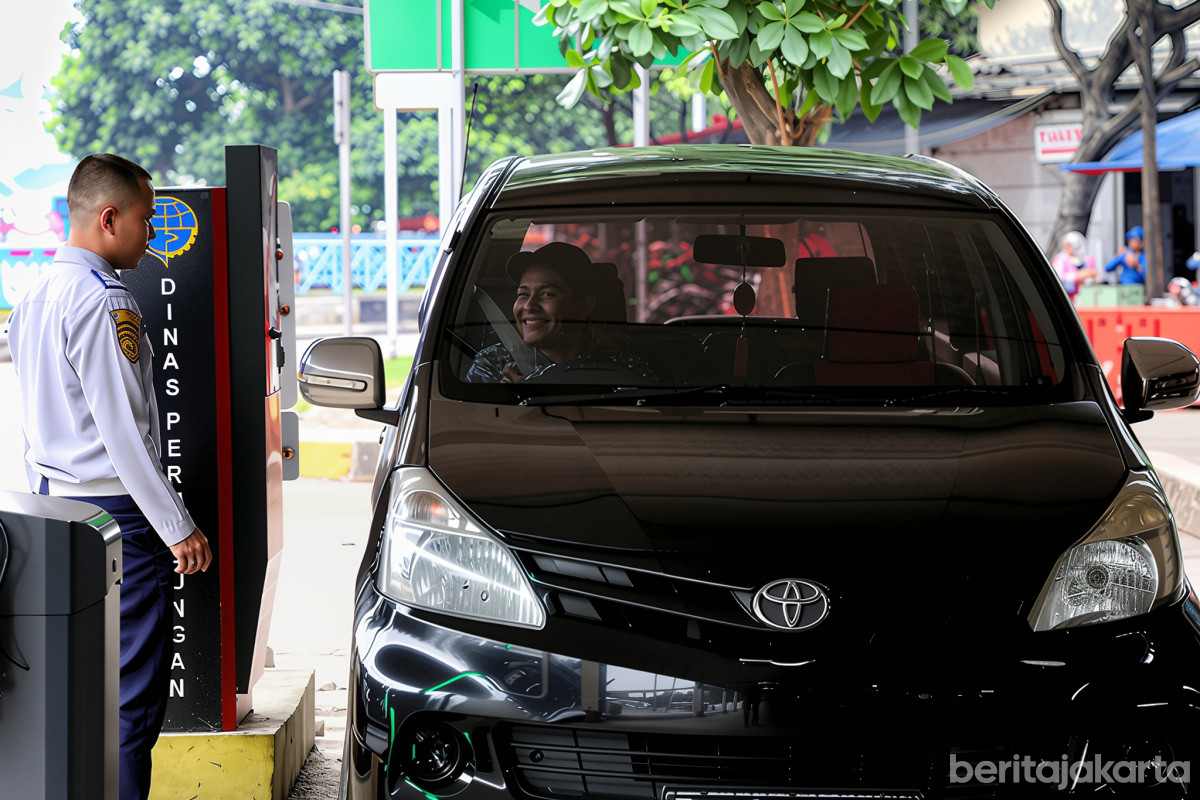 Pengendara mobil saat hendak masuk ke tempat parkir