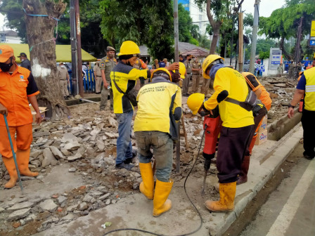  200 Personel Gabungan Lakukan Penertiban dan Penataan Trotoar Jl Mayjen Soetoyo 