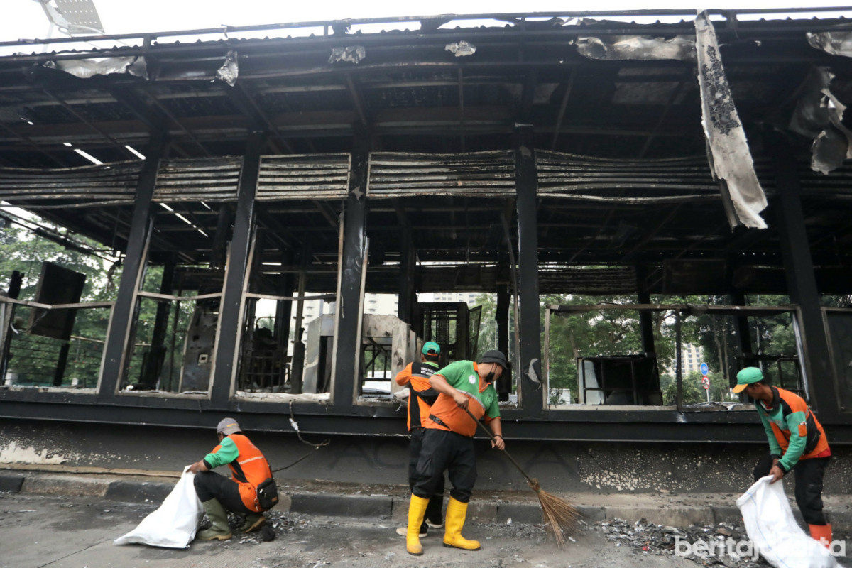 Petugas Sudin LH Jaksel lakukan pembersihan pasca aksi unjuk rasa di halte Polda