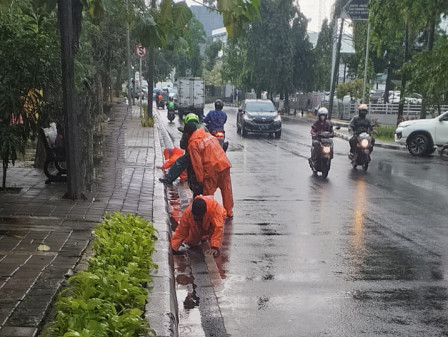 Delapan Personel PPSU BersihkanTali Air di Dua Titik Jalan di Kebon Jeruk 