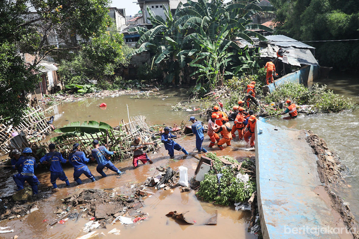 Penanganan tanggul jebol di Jati Padang