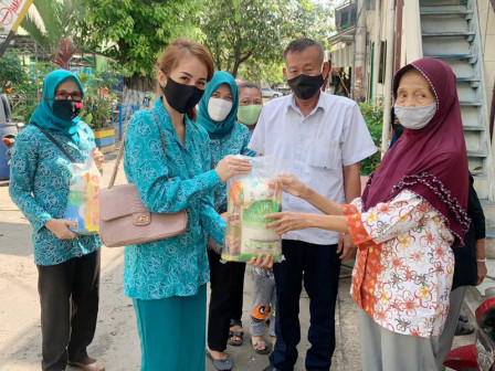  TP PKK Mangga Dua Selatan Bagikan 50 Paket Sembako