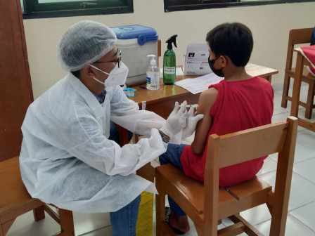  100 Pelajar Nikmati Layanan Mobil Vaksin Keliling di MIN 21 Pulogebang 