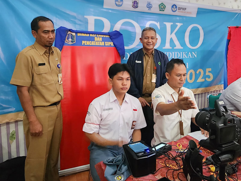  174 Pelajar SMAN 34 Jakarta Manfaatkan Layanan Dukcapil 