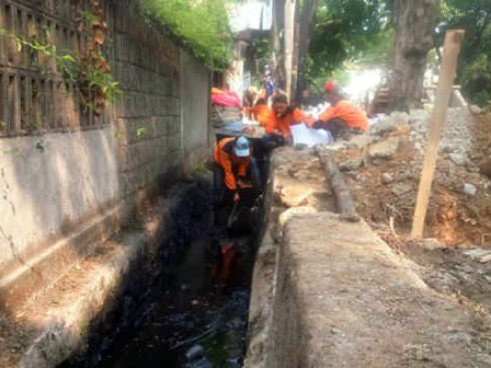 40 PPSU Bongkar Coran Jalan Protokol