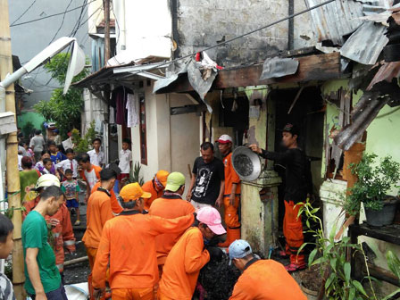 PPSU Bersihkan Puing Sisa Kebakaran di Tanah Abang