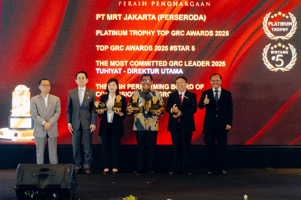 Direksi MRT menerima penghargaan di ajang TOP GRC Awards 2025