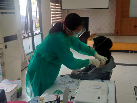  100 Warga Nikmati Layanan Mobil Vaksin Keliling di Kecamatan Ciracas 
