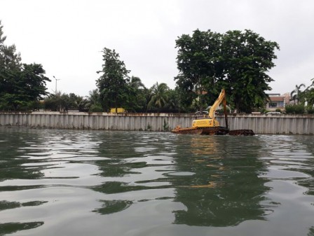 Persiapan Lomba Renang, 15 PHL Bersihkan Danau Sunter